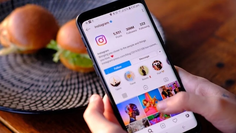 Tại sao nên tải ảnh trên Instagram về điện thoại, máy tính