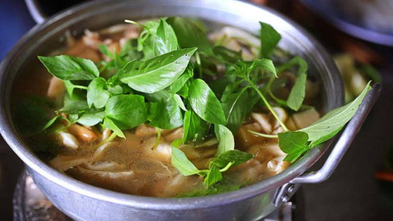 lẩu gà lá é
