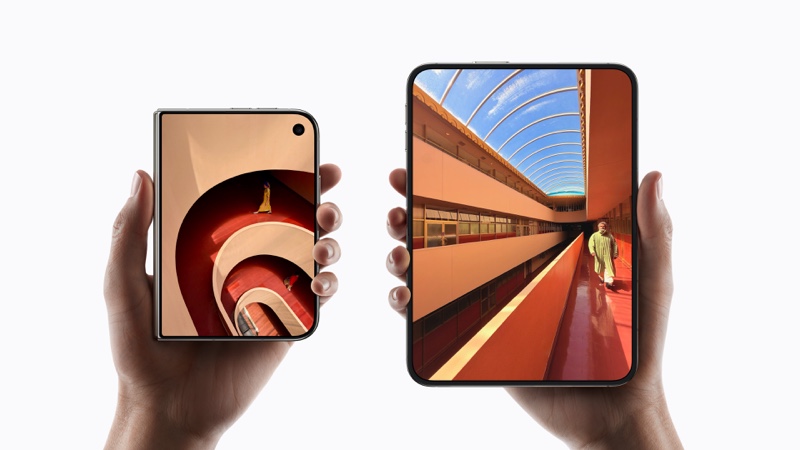 Điện thoại gập Apple ở trạng thái đóng và mở để so sánh hai màn hình